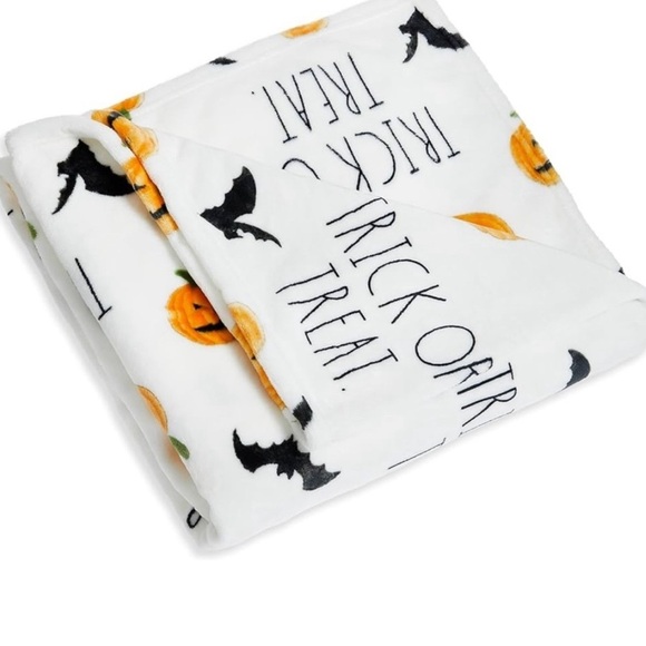 NWT RAE DUNN Halloween/Seasonal Trick or Treat Soft Plush Blanket Throw 50x70 - Picture 2 of 6